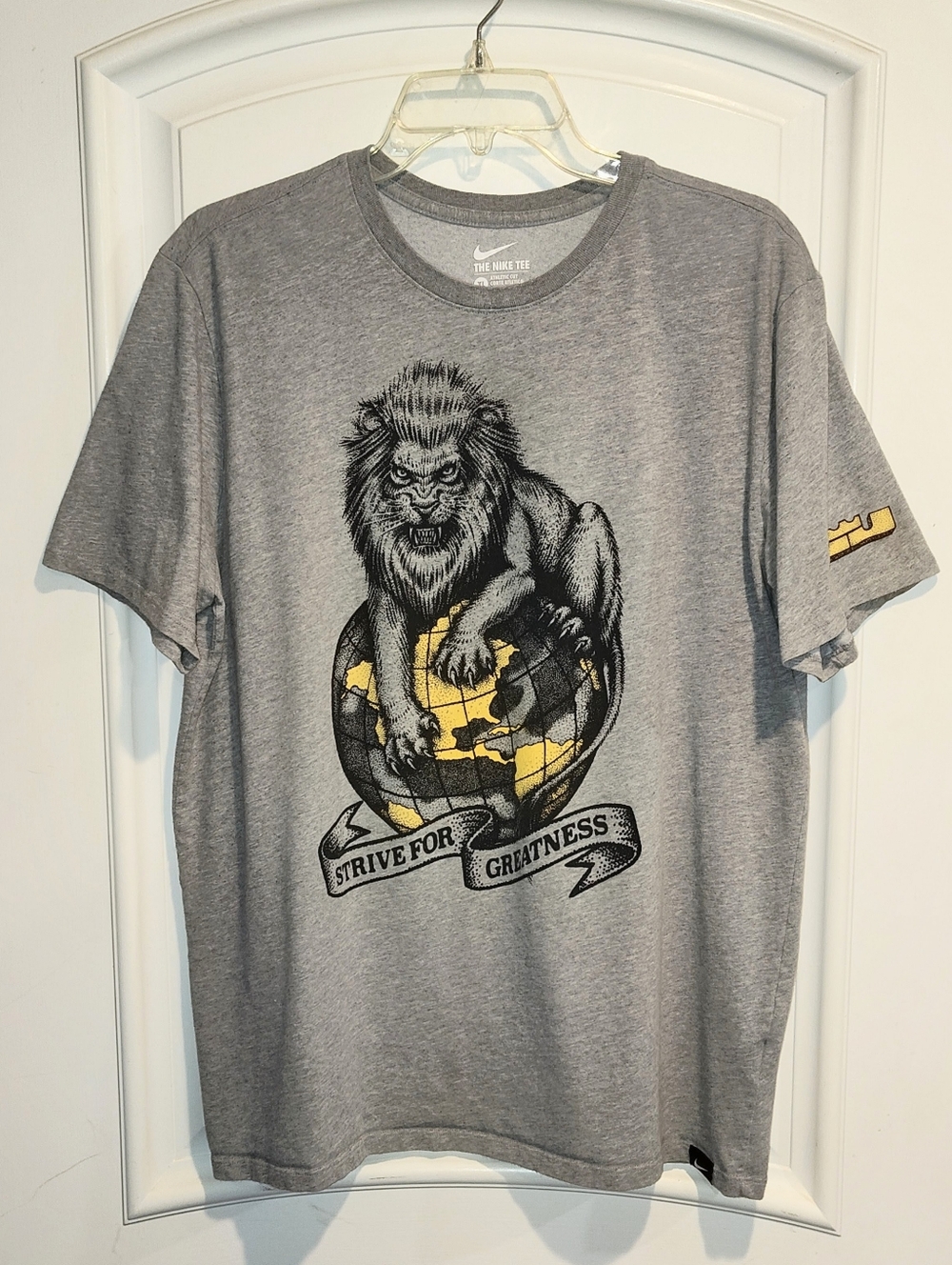 NIKE MEN'S LEBRON JAMES "STRIVE FOR GREATNESS" LION LOGO DRI-FIT TEE SHIRT XL